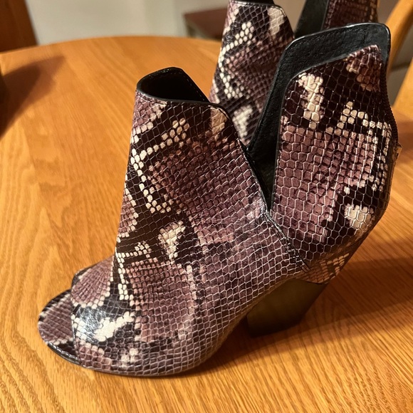 Vince Camuto Kevinney Womens Leather Open Toe Ankle Boots, Retro
Python Exotic - Picture 3 of 9